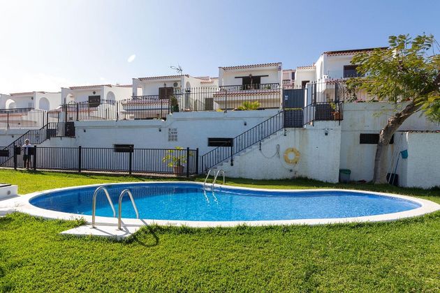 Foto 1 de Venta de casa en Radazul de 4 habitaciones con terraza y piscina