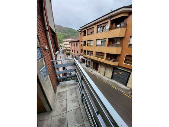 Foto 1 de Venta de piso en calle Mariano Menéndez Valdés de 4 habitaciones con terraza y garaje