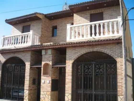 Foto 1 de Casa en venda a Utebo de 6 habitacions amb terrassa i garatge
