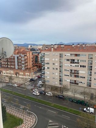 Foto 2 de Venta de piso en calle De Irunlarrea de 4 habitaciones con balcón y calefacción