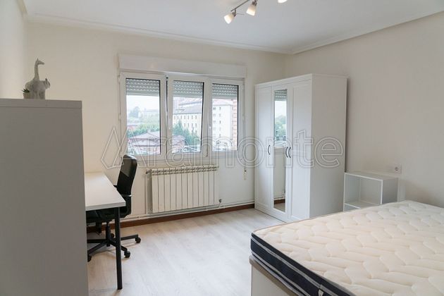 Foto 1 de Pis en lloguer a calle Monticu de 3 habitacions amb mobles i calefacció