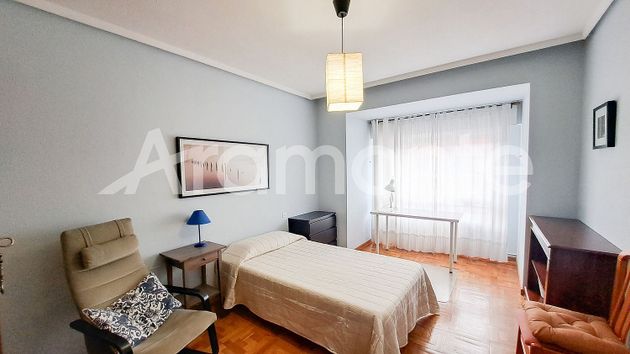 Foto 2 de Pis en lloguer a calle González Besada de 3 habitacions amb mobles i balcó
