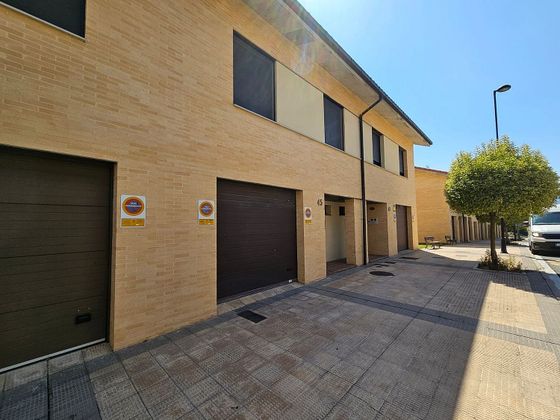 Foto 2 de Casa adosada en venta en avenida La Lostra de 3 habitaciones con terraza y garaje