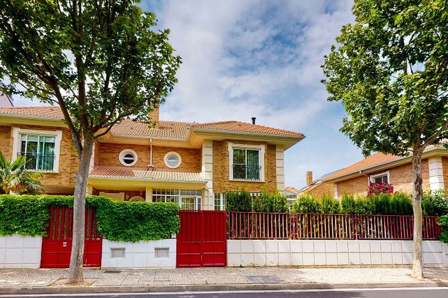 Foto 1 de Casa en venta en calle Ramiro i de 4 habitaciones con terraza y piscina
