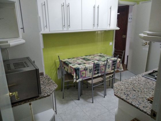 Foto 1 de Piso en alquiler en calle De Benito Corbal de 4 habitaciones con muebles y calefacción
