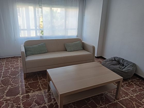 Foto 2 de Pis en lloguer a calle General Gutiérrez Mellado de 5 habitacions amb mobles i balcó