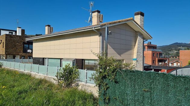 Foto 2 de Casa en venda a calle Ayuntamientos Democráticos de 5 habitacions amb terrassa i piscina