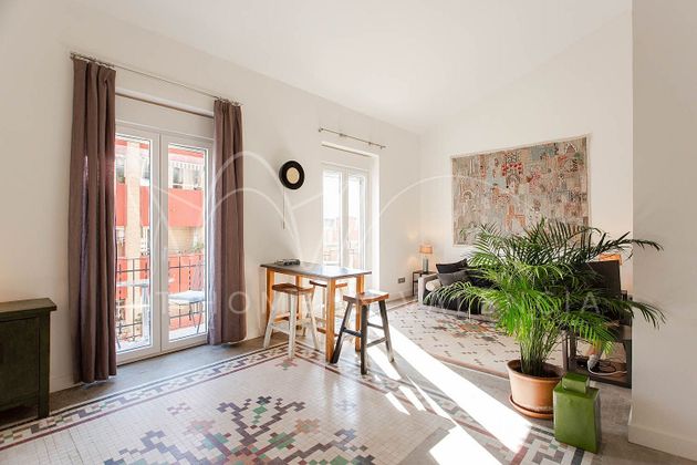 Foto 2 de Alquiler de piso en Montolivet de 2 habitaciones con muebles y balcón