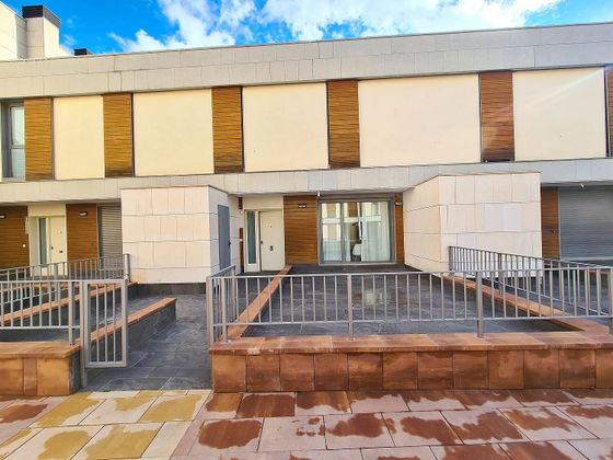 Foto 2 de Casa en venta en Sabiñánigo de 3 habitaciones con terraza y piscina