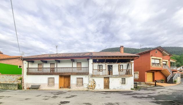 Foto 1 de Casa en venda a Castañeda amb jardí i balcó