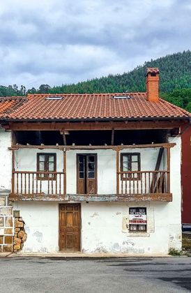 Foto 2 de Casa en venda a Castañeda amb jardí i balcó