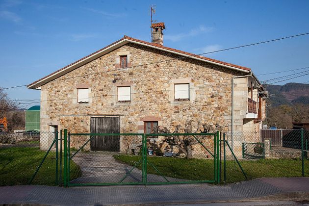Foto 2 de Casa adossada en venda a Puente Viesgo de 4 habitacions amb garatge i balcó