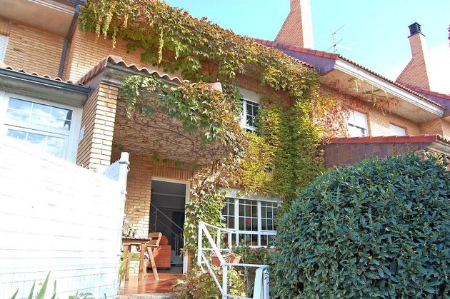 Foto 1 de Casa adosada en venta en Montecanal de 6 habitaciones con terraza y jardín