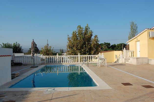 Foto 1 de Chalet en venta en Alfajarín de 5 habitaciones con terraza y piscina