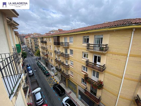 Foto 2 de Venta de piso en calle De Juan María Guelbenzu Kalea de 3 habitaciones con calefacción y ascensor