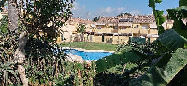Foto 1 de Venta de casa adosada en calle Sierra Morena de 3 habitaciones con terraza y piscina