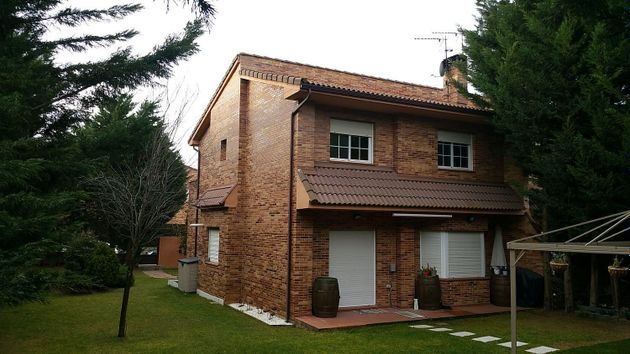 Foto 1 de Casa en venda a Villamayor de 4 habitacions amb terrassa i piscina