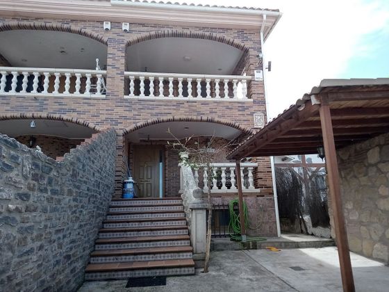 Foto 1 de Casa en venda a calle El Encinar de 5 habitacions amb terrassa i balcó