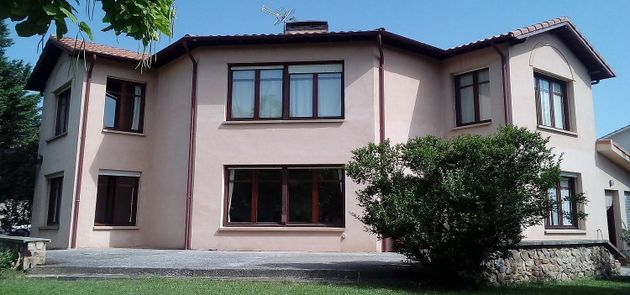 Foto 1 de Chalet en venta en Medrano de 5 habitaciones con terraza y garaje