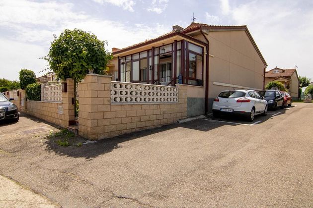 Foto 2 de Casa adossada en venda a Villasabariego de 4 habitacions amb piscina i garatge