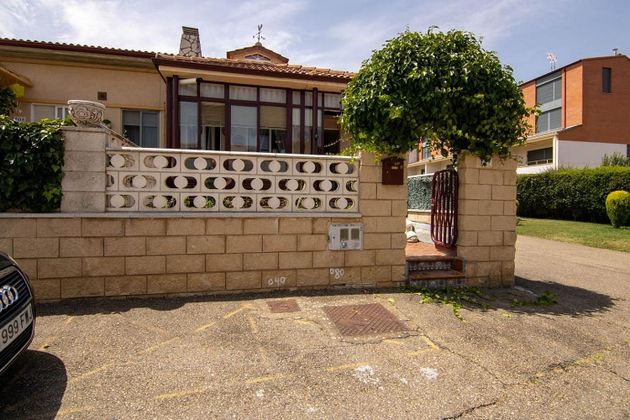 Foto 1 de Venta de casa adosada en Villasabariego de 4 habitaciones con piscina y garaje