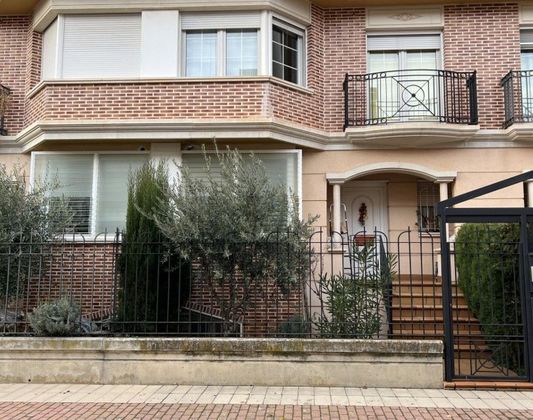 Foto 1 de Casa en venda a Encarnación de 4 habitacions amb terrassa i garatge