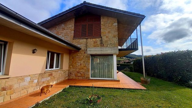 Foto 1 de Chalet en venta en Berriz de 4 habitaciones con terraza y piscina