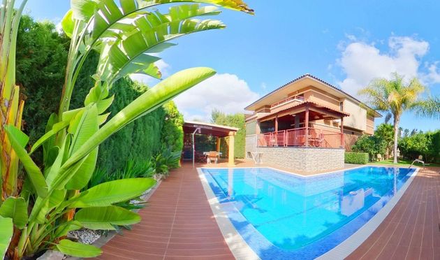 Foto 1 de Casa adossada en venda a Almajada-Ravel de 5 habitacions amb terrassa i piscina