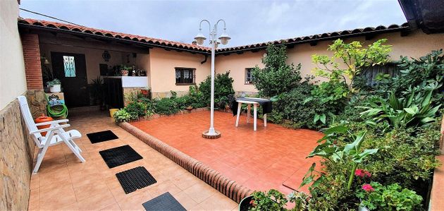 Foto 2 de Casa adosada en venta en Jarandilla de la Vera de 4 habitaciones con terraza y garaje