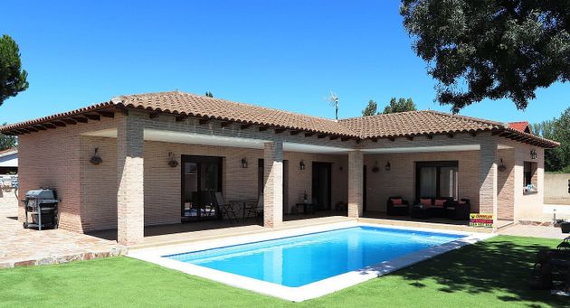 Foto 1 de Xalet en venda a calle Rio Duero de 3 habitacions amb terrassa i piscina