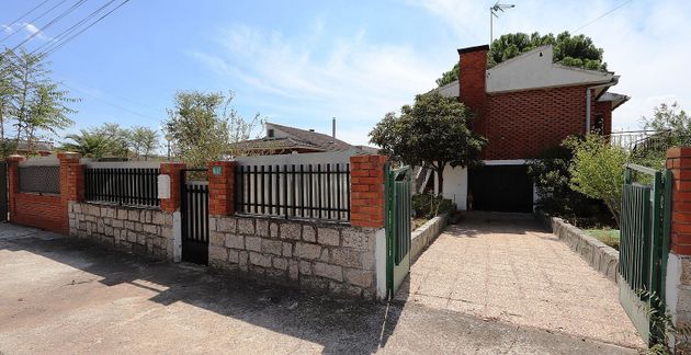 Foto 2 de Venta de chalet en calle Rio Jalón de 4 habitaciones con terraza y jardín