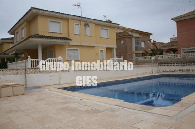 Foto 1 de Casa adossada en venda a calle Antonio Gaudí de 3 habitacions amb terrassa i piscina