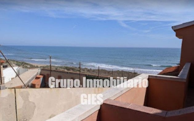 Foto 2 de Casa adossada en venda a calle Vall de Agres de 4 habitacions amb terrassa i piscina