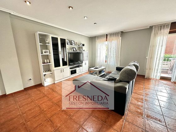 Foto 2 de Casa adossada en venda a urbanización La Fresneda de 5 habitacions amb terrassa i garatge