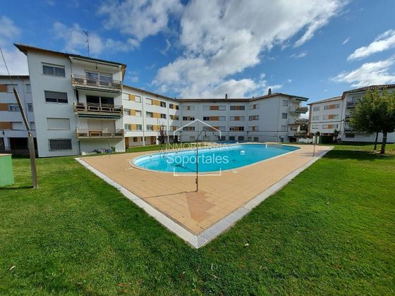 Foto 2 de Venta de piso en Albelda de Iregua de 3 habitaciones con terraza y piscina