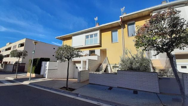 Foto 2 de Casa adosada en venta en calle Santiago Ramón y Cajal de 4 habitaciones con garaje y jardín