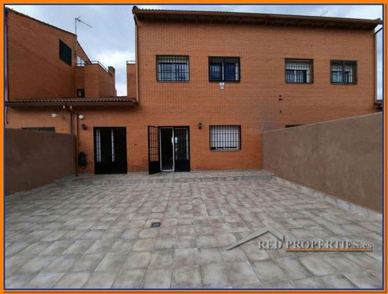 Foto 1 de Casa en venda a Chozas de Canales de 4 habitacions amb terrassa i garatge