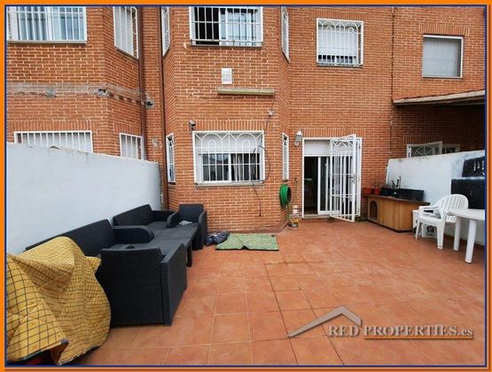 Foto 2 de Casa adossada en venda a Chozas de Canales de 5 habitacions amb terrassa i jardí
