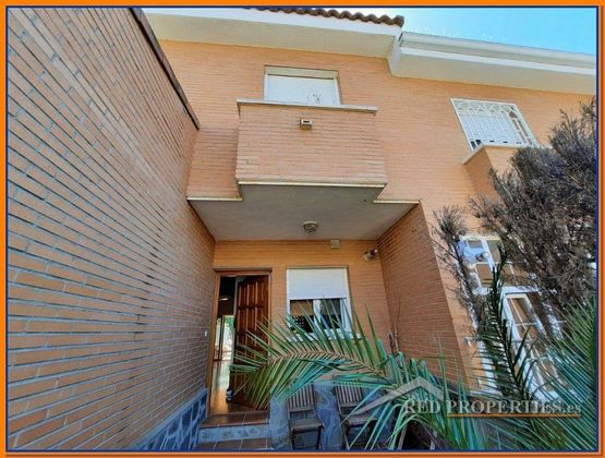 Foto 1 de Venta de casa adosada en Olías del Rey de 3 habitaciones con terraza y piscina