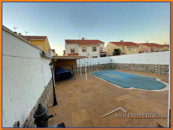 Foto 2 de Venta de casa en Olías del Rey de 4 habitaciones con terraza y piscina