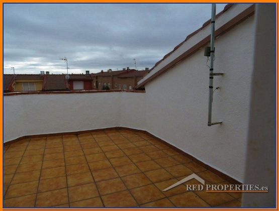 Foto 2 de Casa adossada en venda a Chozas de Canales de 4 habitacions amb terrassa i garatge