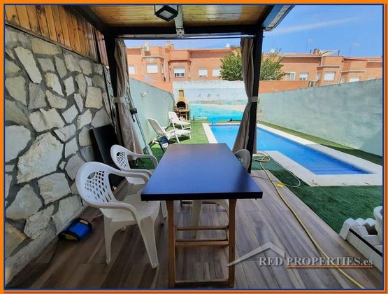 Foto 1 de Casa adosada en venta en Chozas de Canales de 5 habitaciones con terraza y piscina