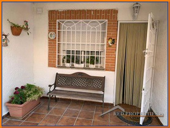Foto 2 de Casa adosada en venta en Chozas de Canales de 5 habitaciones con terraza y piscina