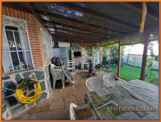 Foto 2 de Casa adossada en venda a Chozas de Canales de 6 habitacions amb terrassa i garatge