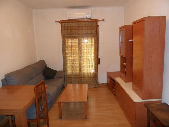 Foto 1 de Pis en lloguer a Alcañiz de 3 habitacions amb mobles i balcó