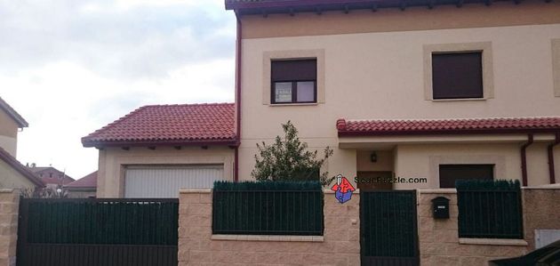 Foto 1 de Casa en venda a avenida Juan Carlos I de 5 habitacions amb garatge i calefacció