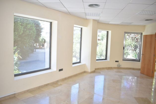Foto 2 de Alquiler de oficina en Praza Independencia de 145 m²