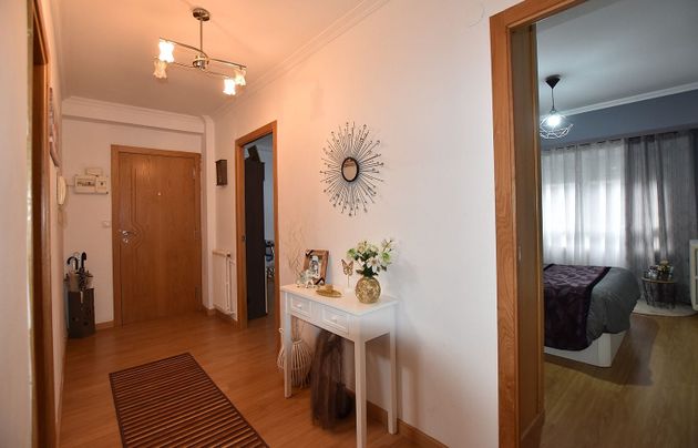 Foto 2 de Pis en venda a Zona de Plaza de Barcelos de 4 habitacions amb terrassa i calefacció