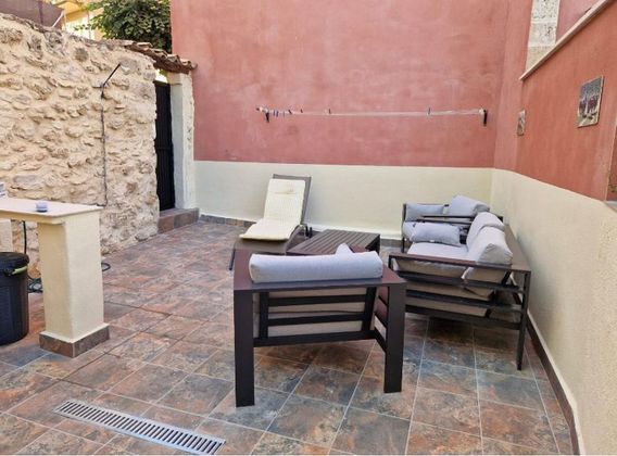 Foto 2 de Casa en venda a Brihuega de 8 habitacions amb jardí i balcó