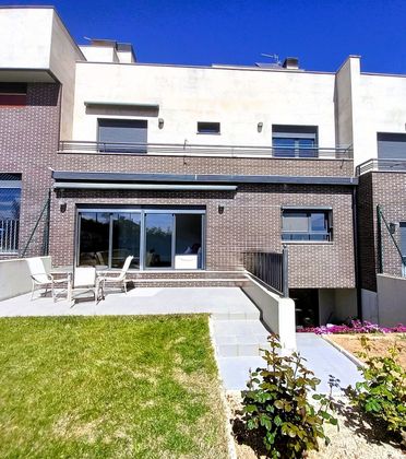 Foto 1 de Venta de casa adosada en calle Eliseo Sainz Ripa de 5 habitaciones con terraza y jardín